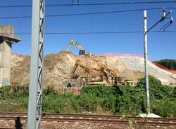 L'abbattimento del ponte sulla ferrovia (inserita in galleria)