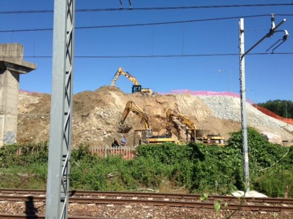 L'abbattimento del ponte sulla ferrovia (inserita in galleria)