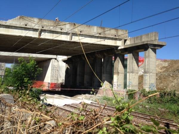 L'abbattimento del ponte sulla ferrovia (inserita in galleria)