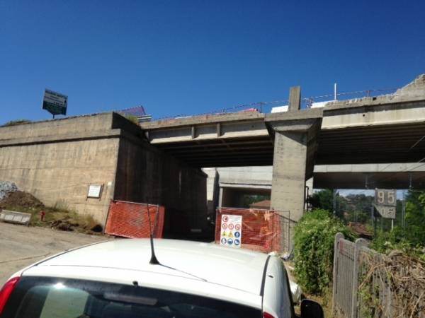 L'abbattimento del ponte sulla ferrovia (inserita in galleria)