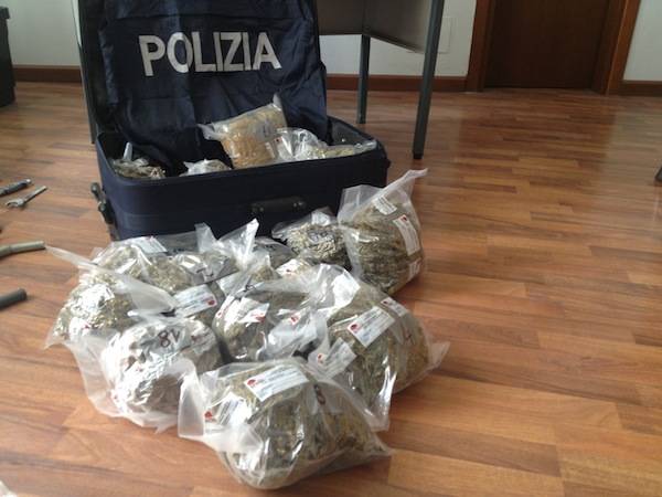 La "catena di montaggio" della droga (inserita in galleria)