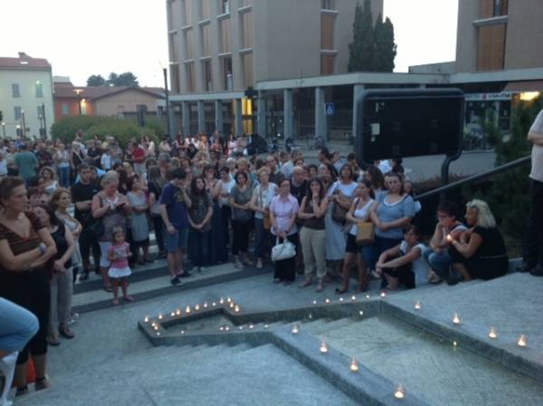 Lumini davanti al comune per Laura (inserita in galleria)
