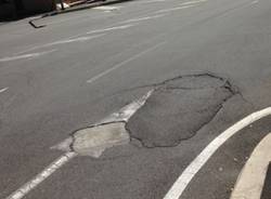 Viale Milano, l'asfalto cede (inserita in galleria)