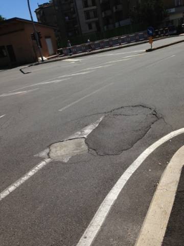 Viale Milano, l'asfalto cede (inserita in galleria)