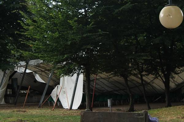 Villa Braghenti, cadono due piante causando gravi danni (inserita in galleria)