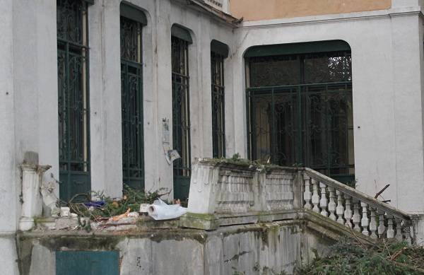 Villa Braghenti, cadono due piante causando gravi danni (inserita in galleria)