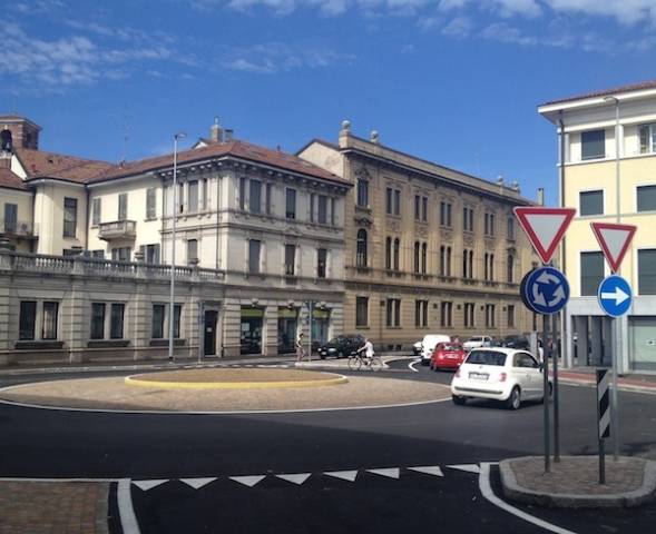 Aperta la rotonda di via Venegoni - via Borghi (inserita in galleria)