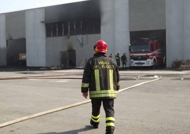 Spento l’incendio del magazino della “Bmp” di Villa Cortese