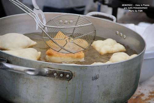 Gnocco fritto in piazza a Gemonio (inserita in galleria)