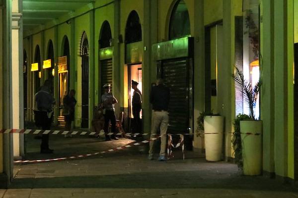 I rilievi degli inquirenti dopo l'omicidio (inserita in galleria)