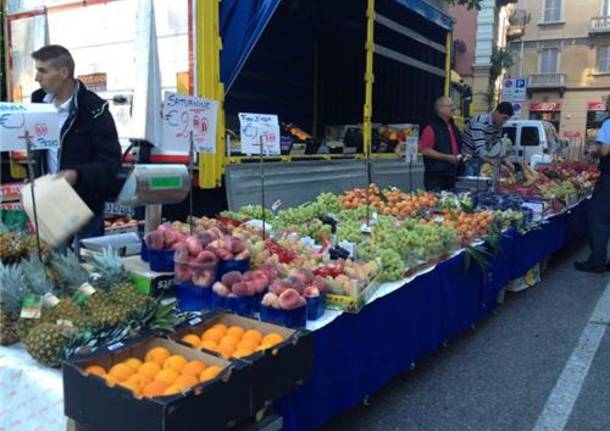 Il mercato di Luino (inserita in galleria)