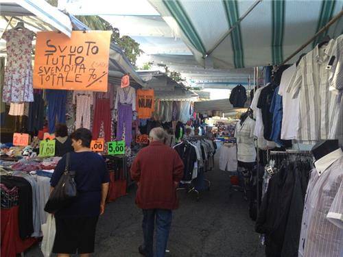 Il mercato di Luino (inserita in galleria)