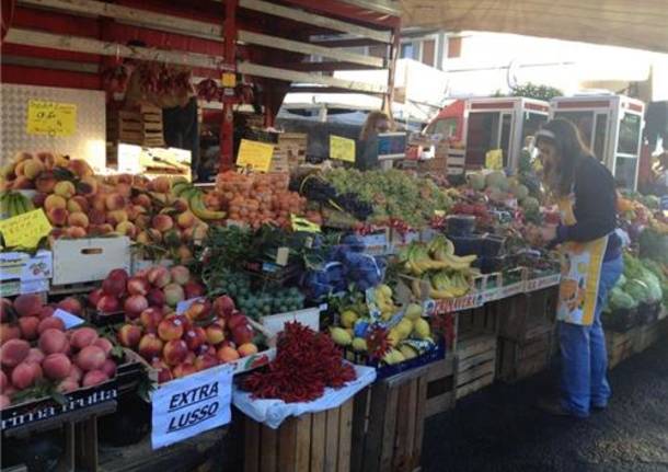 Il mercato di Luino (inserita in galleria)