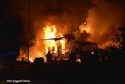 Incendio casa mobile a Laveno  (inserita in galleria)