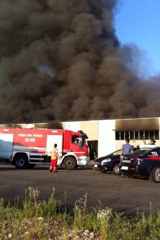 Incendio in una ditta di materie plastiche  (inserita in galleria)