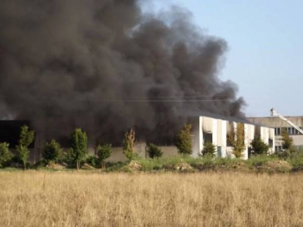incendio villa cortese azienda materie plastiche agosto 2013 (per gallerie fotografiche)