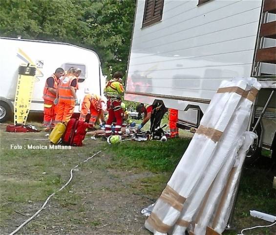 Tocca i cavi dell'alta tensione, 17enne folgorato (inserita in galleria)