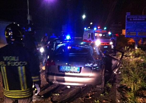 Auto esce di srada a Legnano