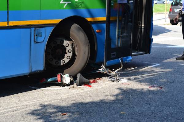 Anziana investita da un autobus (inserita in galleria)