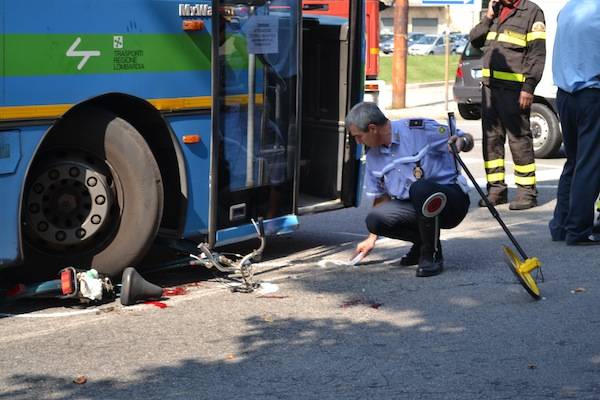Anziana investita da un autobus (inserita in galleria)