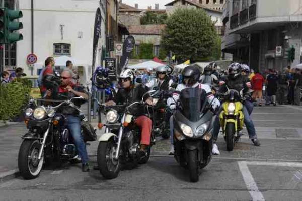 Castello in moto a Somma Lombardo (inserita in galleria)