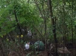 Discarica abusiva dietro la scuola a Tradate (inserita in galleria)