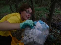 Discarica abusiva dietro la scuola a Tradate (inserita in galleria)