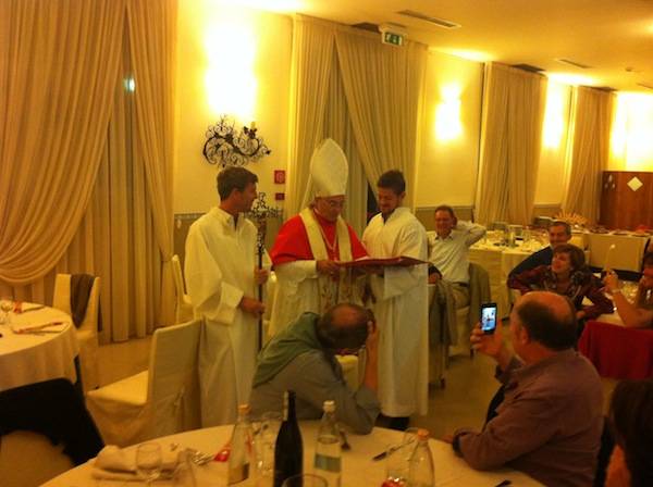 Il dirigente va in pensione e si traveste da Papa (inserita in galleria)