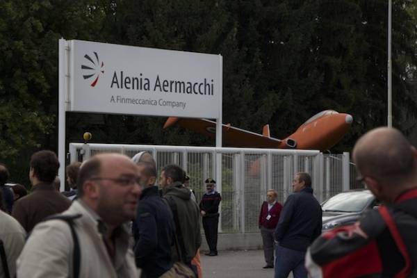 In centinaia in sciopero all'Aermacchi (inserita in galleria)