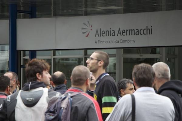 In centinaia in sciopero all'Aermacchi (inserita in galleria)