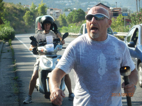 La fiaccola corre verso le Bustecche (inserita in galleria)