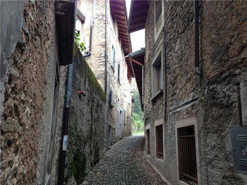 Quattro passi tra i vicoli di Castello Cabiaglio (inserita in galleria)