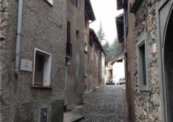 Quattro passi tra i vicoli di Castello Cabiaglio (inserita in galleria)
