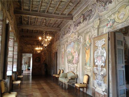 Tra i corridoi e i giardini di Villa Bozzolo (inserita in galleria)