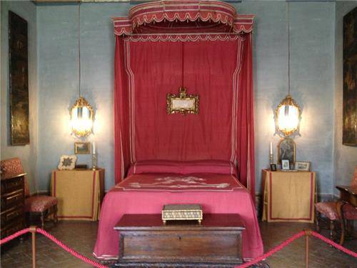 Tra i corridoi e i giardini di Villa Bozzolo (inserita in galleria)