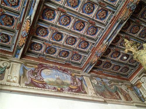 Tra i corridoi e i giardini di Villa Bozzolo (inserita in galleria)