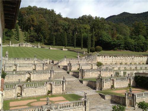 Tra i corridoi e i giardini di Villa Bozzolo (inserita in galleria)