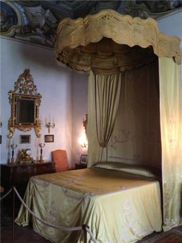 Tra i corridoi e i giardini di Villa Bozzolo (inserita in galleria)