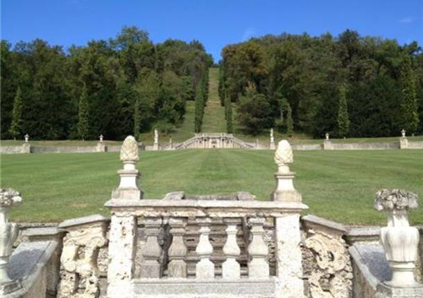 Tra i corridoi e i giardini di Villa Bozzolo (inserita in galleria)