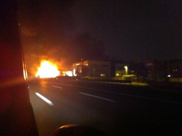 Brucia un capannone in autostrada (inserita in galleria)