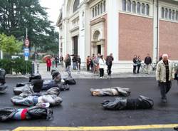"Cadaveri" in mezzo alla strada a Venegono (inserita in galleria)