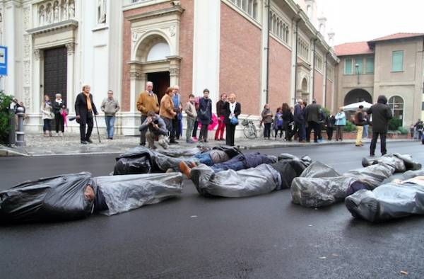 "Cadaveri" in mezzo alla strada a Venegono (inserita in galleria)