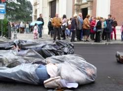"Cadaveri" in mezzo alla strada a Venegono (inserita in galleria)
