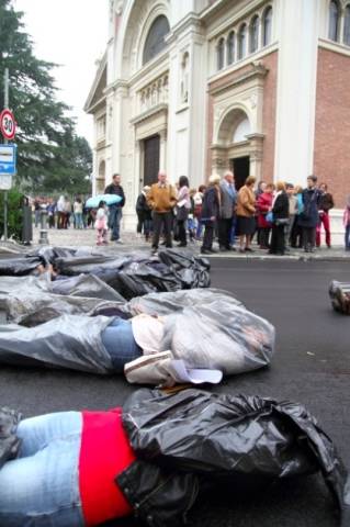 "Cadaveri" in mezzo alla strada a Venegono (inserita in galleria)