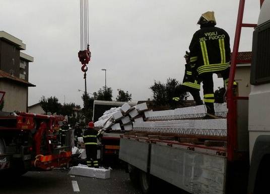 Camion perde il carico, traffico in tilt a Saronno (inserita in galleria)