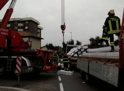 Camion perde il carico, traffico in tilt a Saronno (inserita in galleria)