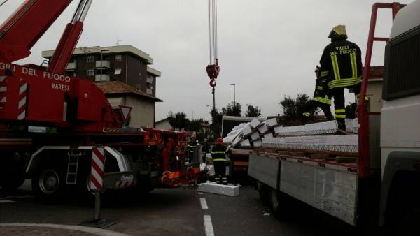 Camion perde il carico, traffico in tilt a Saronno (inserita in galleria)