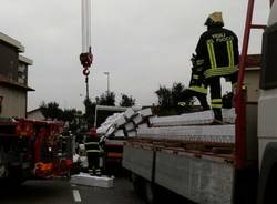 Camion perde il carico, traffico in tilt a Saronno (inserita in galleria)