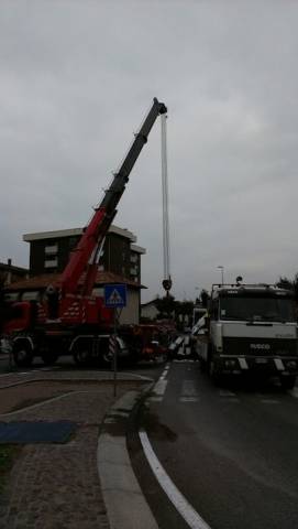 Camion perde il carico, traffico in tilt a Saronno (inserita in galleria)