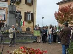 Gli alpini di AGra donano un defibrillatore al paese (inserita in galleria)